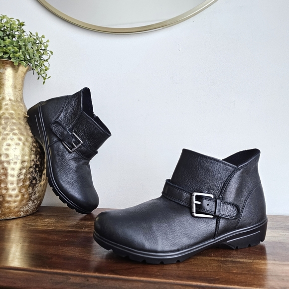 Skechers Relaxed Fit Black Leather Ankle Boots Women’s Size 9 Memory Foam Comfor - Picture 1 of 16